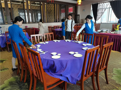 成都石化工业学校综合科高星级饭店运营与管理专业举行餐饮服务技能比赛